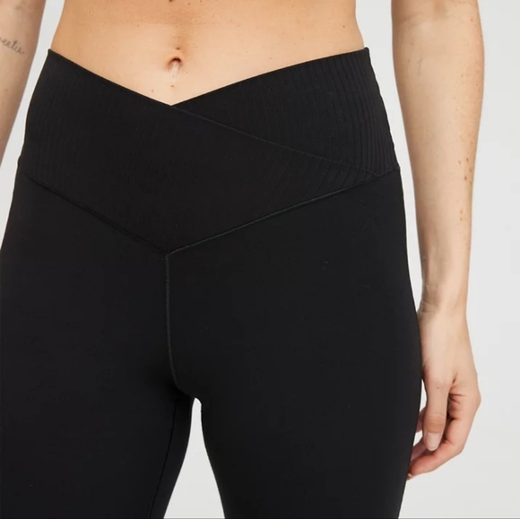 Aerie Real Me OFFLINE Black Flare Leggings Size M EUC - Picture 4 of 8